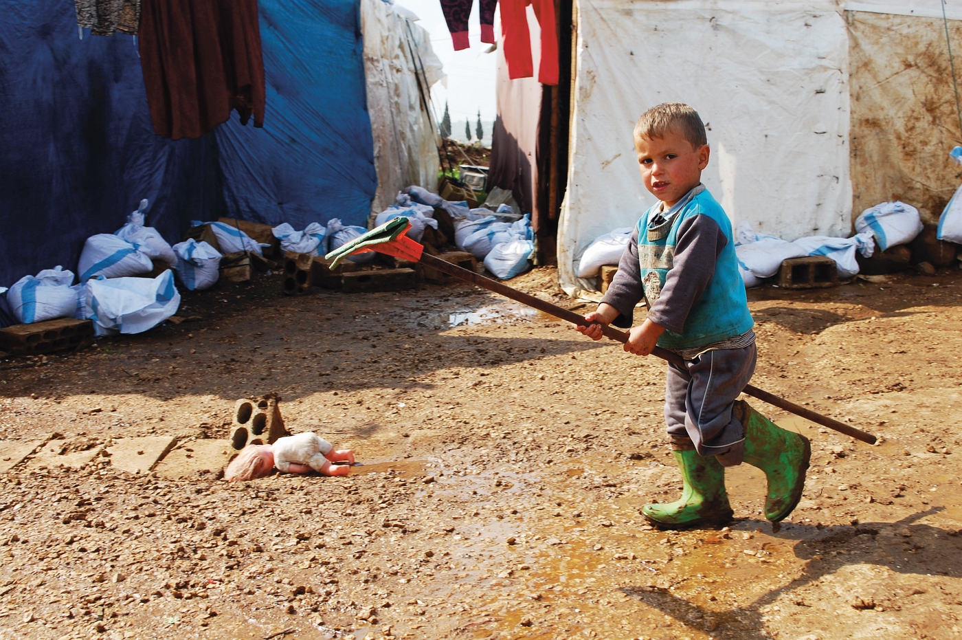 Syryjski chłopiec w obozowisku w Queshra, Liban, fot. Wojciech Cegielski